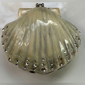 Vintage Footed Pearl Enameled Metal Magnetic Clasp Clamshell Ring Coin Box